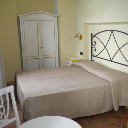 Il Porticciolo Di Alojamento de Acomodação e Pequeno-almoço 3*